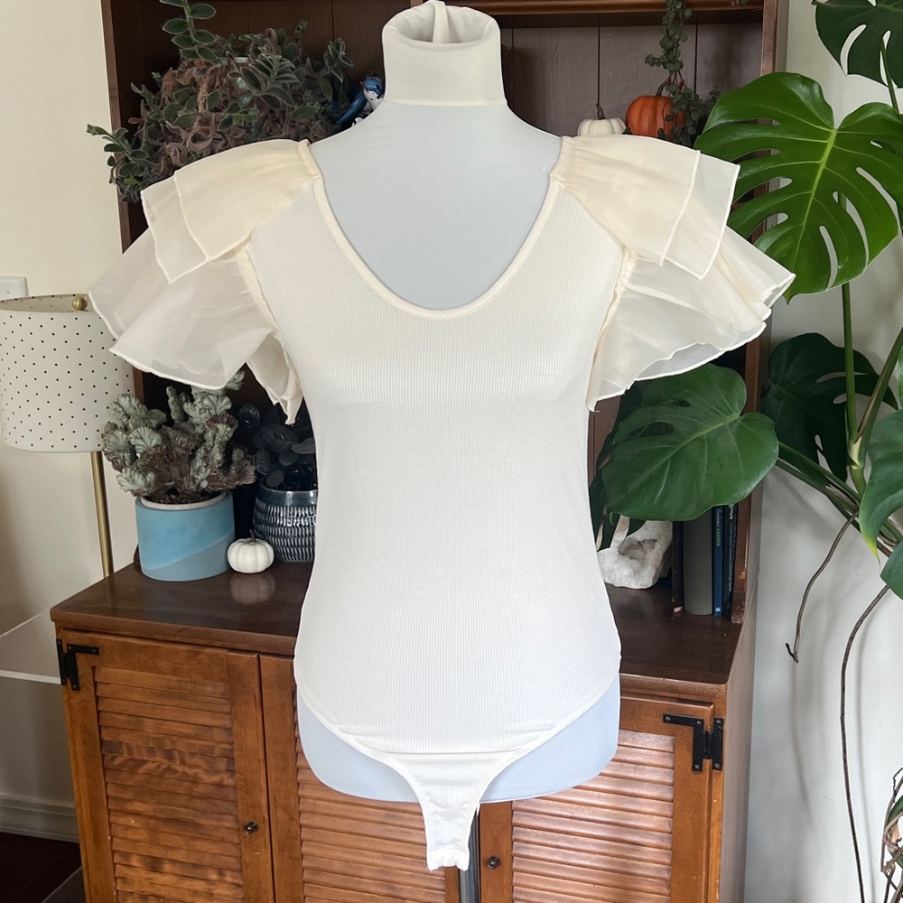 Versona Elegant Cream Ruffle Sleeve Bodysuit M